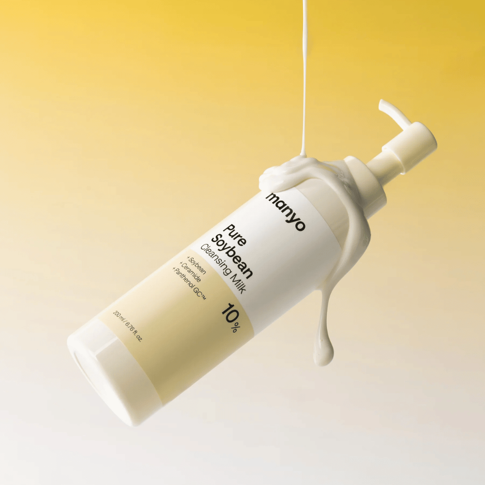 2. Ma:nyo Pure Soybean Cleansing Milk – limpiador facial hidratante con textura cremosa sobre fondo amarillo