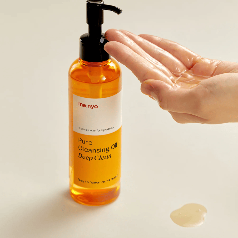 ma:nyo Pure Cleansing Oil Deep Clean aplicado en la mano – aceite limpiador suave pero potente que es adecuado para la doble limpieza diaria.