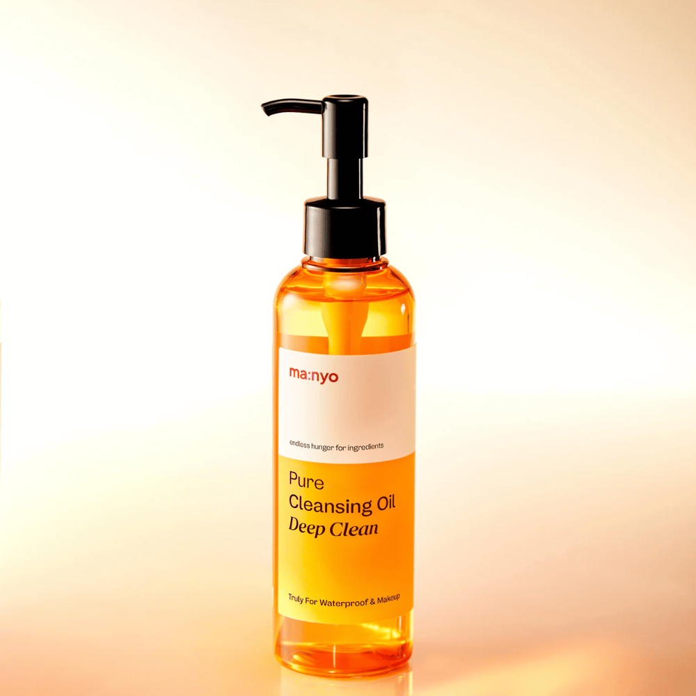 ma:nyo Pure Cleansing Oil Deep Clean con textura de aceite dorado – limpieza con aceite que emulsiona fácilmente y deja la piel limpia y suave.