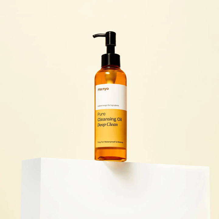 ma:nyo Pure Cleansing Oil Deep Clean en botella con bomba – aceite limpiador coreano para limpieza profunda de poros y eliminación de maquillaje pesado.