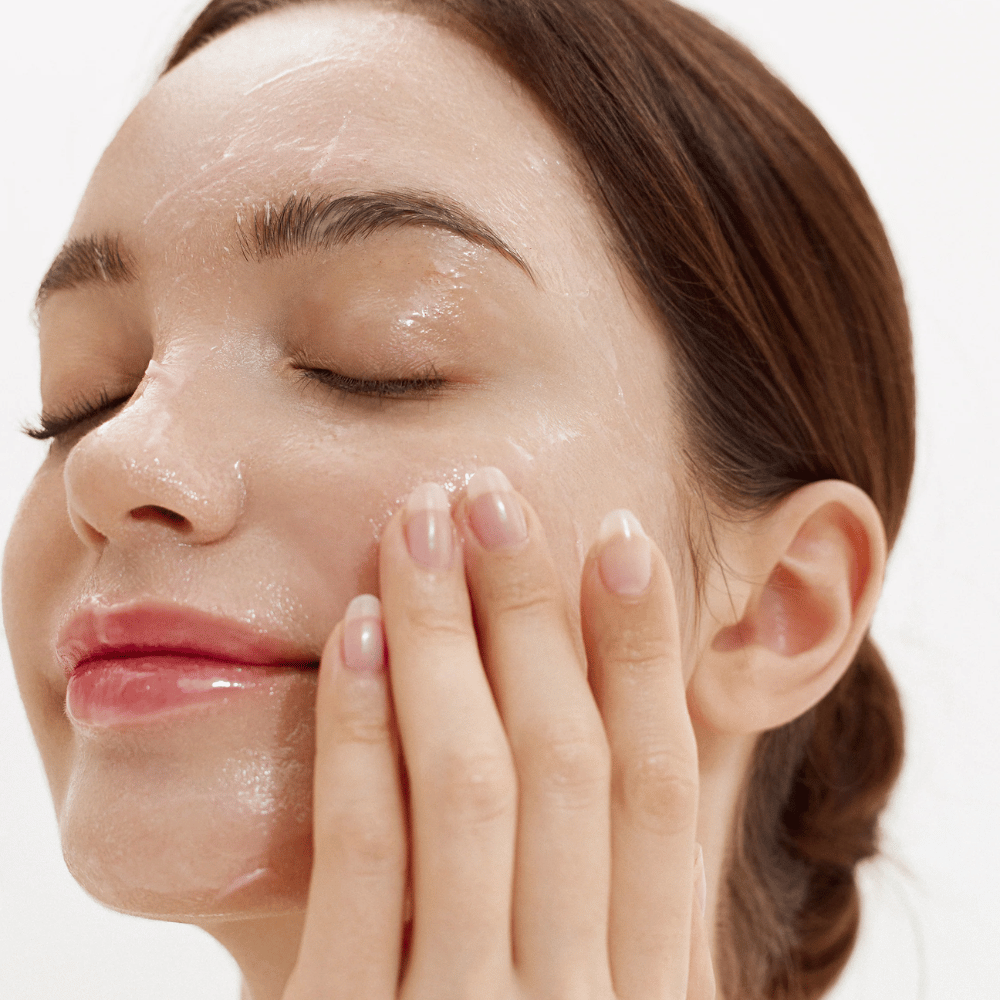 Cómo Purifying Cleansing Balm se aplica en el rostro. Bálsamo cremoso que se funde al contacto con la piel y elimina suavemente la suciedad, el protector solar y el maquillaje.