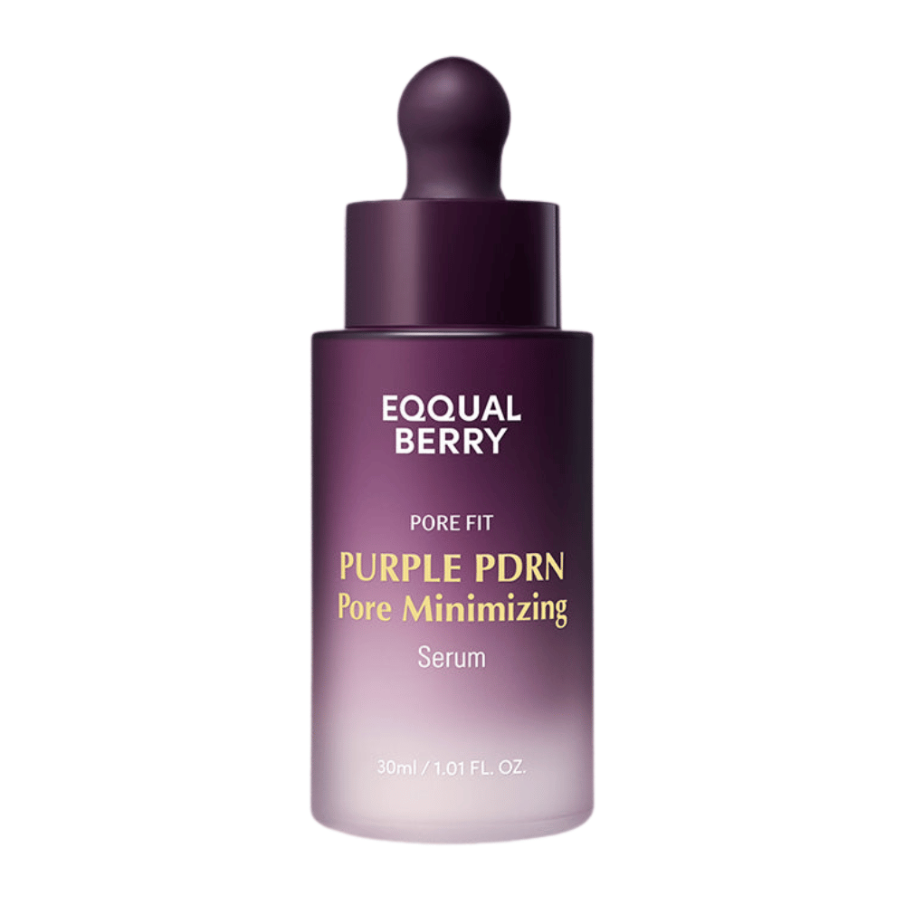 EQUAL BERRY Purple PDRN Pore Minimizing Serum en una botella de vidrio lila con pipeta y texto blanco-amarillo sobre fondo blanco.
