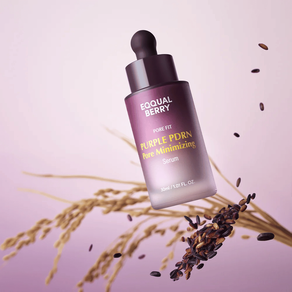 Botella con Equal Berry Purple PDRN Pore Minimizing Serum flotando sobre fondo lila, rodeada de granos de arroz negro y tallos de arroz.