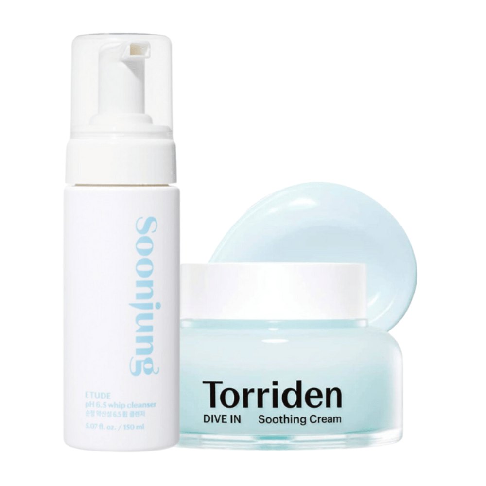 Kit de cuidado de la piel que contiene una botella blanca con una bomba, etiquetada "Soonjung", y un frasco con contenido azul claro, etiquetado "Torriden Dive In Soothing Cream". La botella es de 150 ml y tiene un diseño limpio y minimalista. El frasco es transparente y muestra una crema calmante de color azul claro.