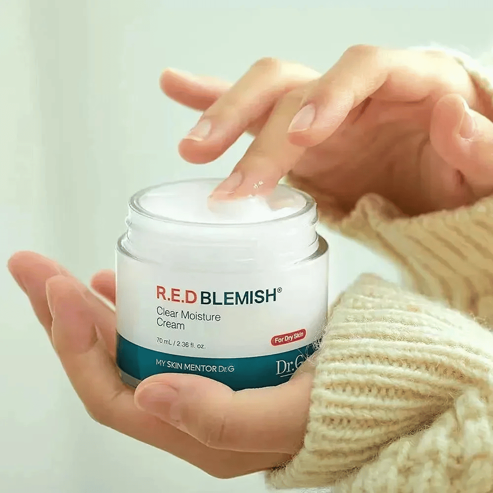 Dr.G R.E.D Blemish Clear Moisture Cream – crema facial hidratante para piel seca con textura suave y cremosa.