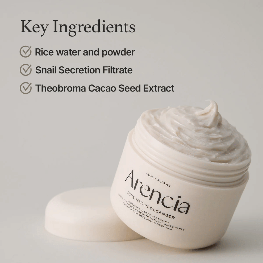 Tarro con Arencia Rice Mucin Cleanser, abierto y lleno de una limpieza cremosa y blanca. El texto enumera los ingredientes clave: agua y polvo de arroz, filtrado de secreción de caracol y extracto de semilla de cacao.