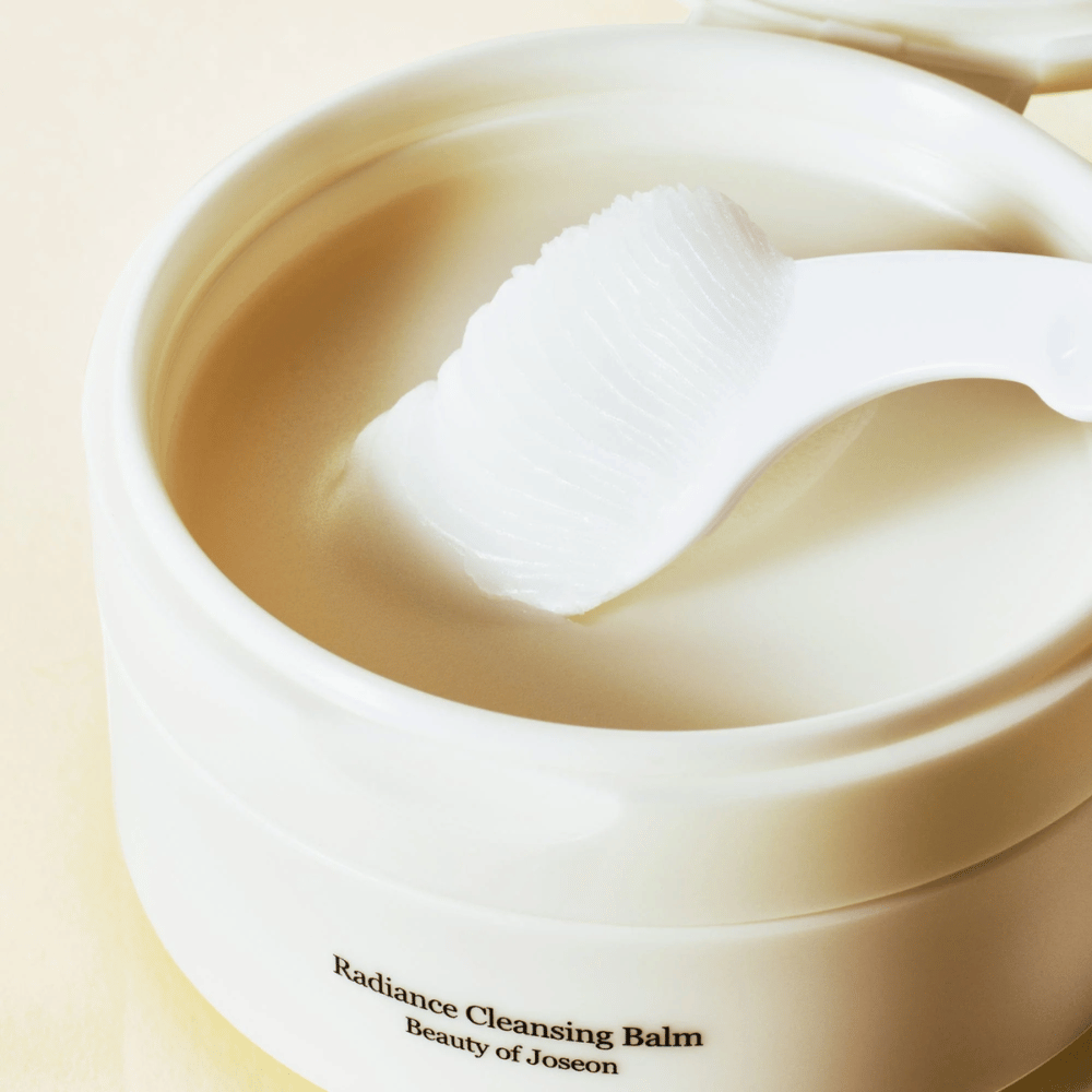 Primer plano de Beauty of Joseon Radiance Cleansing Balm en tarro con espátula – bálsamo sedoso que limpia e hidrata.