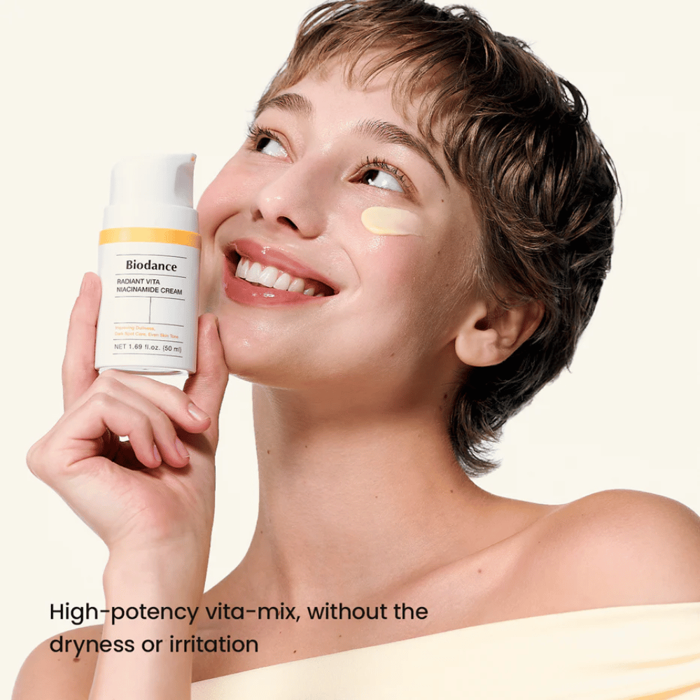Modelo con Biodance crema de niacinamida aplicada para un tono de piel uniforme y brillo