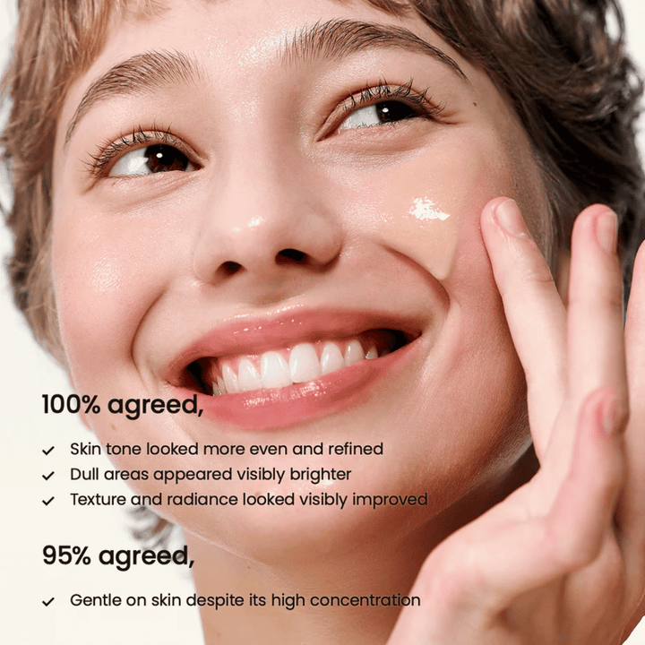 Mujer aplicando Biodance Radiant Vita Niacinamide Serum en el rostro para unificar el tono de piel, aumentar el brillo y mejorar la textura de la piel