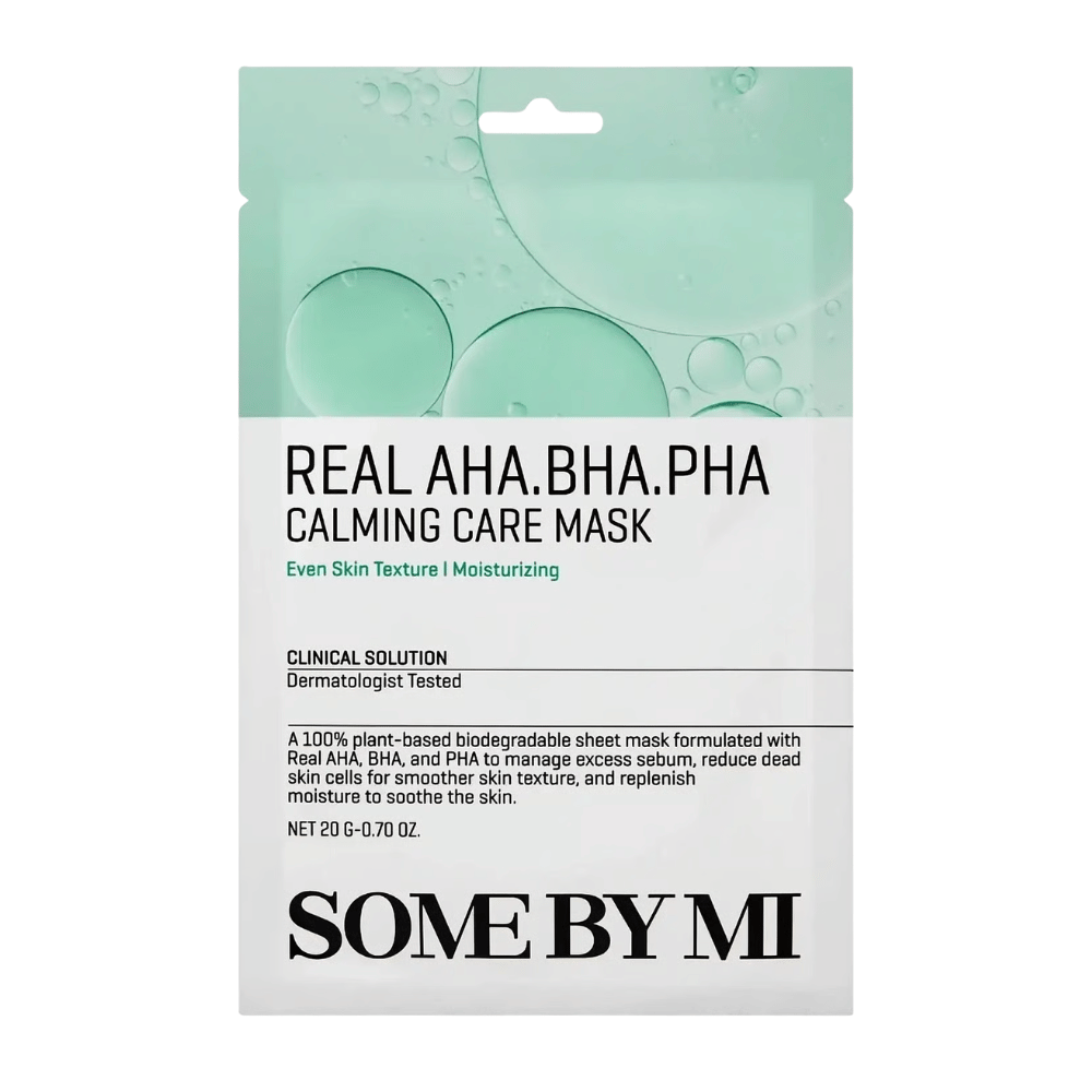 Imagen limpia del producto SOME BY MI Real AHA.BHA.PHA Calming Care Mask sobre un fondo blanco. El envase muestra los ingredientes principales del producto, AHA, BHA y PHA, así como su propósito de exfoliar la piel, reducir el exceso de sebo y contribuir a una piel más suave y mejor hidratada. El diseño presenta tonos verdes que transmiten frescura y propiedades cuidadoras.