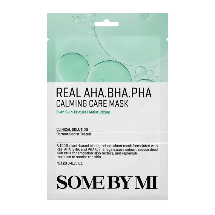 Imagen limpia del producto SOME BY MI Real AHA.BHA.PHA Calming Care Mask sobre un fondo blanco. El envase muestra los ingredientes principales del producto, AHA, BHA y PHA, así como su propósito de exfoliar la piel, reducir el exceso de sebo y contribuir a una piel más suave y mejor hidratada. El diseño presenta tonos verdes que transmiten frescura y propiedades cuidadoras.
