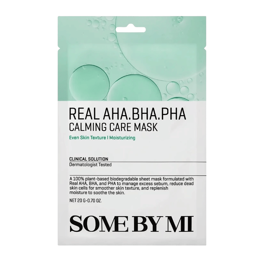 Imagen limpia del producto SOME BY MI Real AHA.BHA.PHA Calming Care Mask sobre un fondo blanco. El envase muestra los ingredientes principales del producto, AHA, BHA y PHA, así como su propósito de exfoliar la piel, reducir el exceso de sebo y contribuir a una piel más suave y mejor hidratada. El diseño presenta tonos verdes que transmiten frescura y propiedades cuidadoras.
