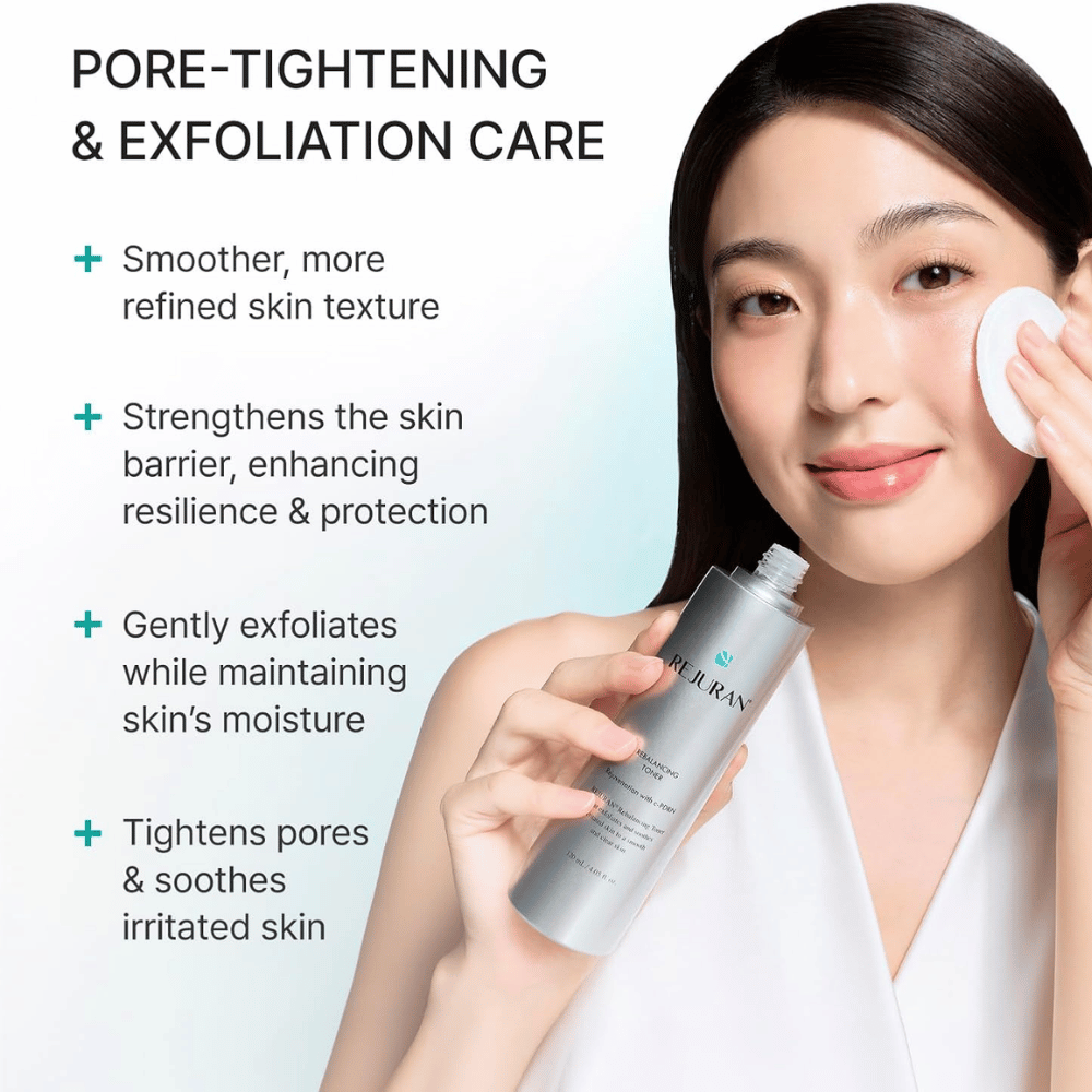 Rejuran Rebalancing Toner con C-PDRN. Modelo aplica tónico facial con un disco de algodón para exfoliación y una textura de piel más uniforme.