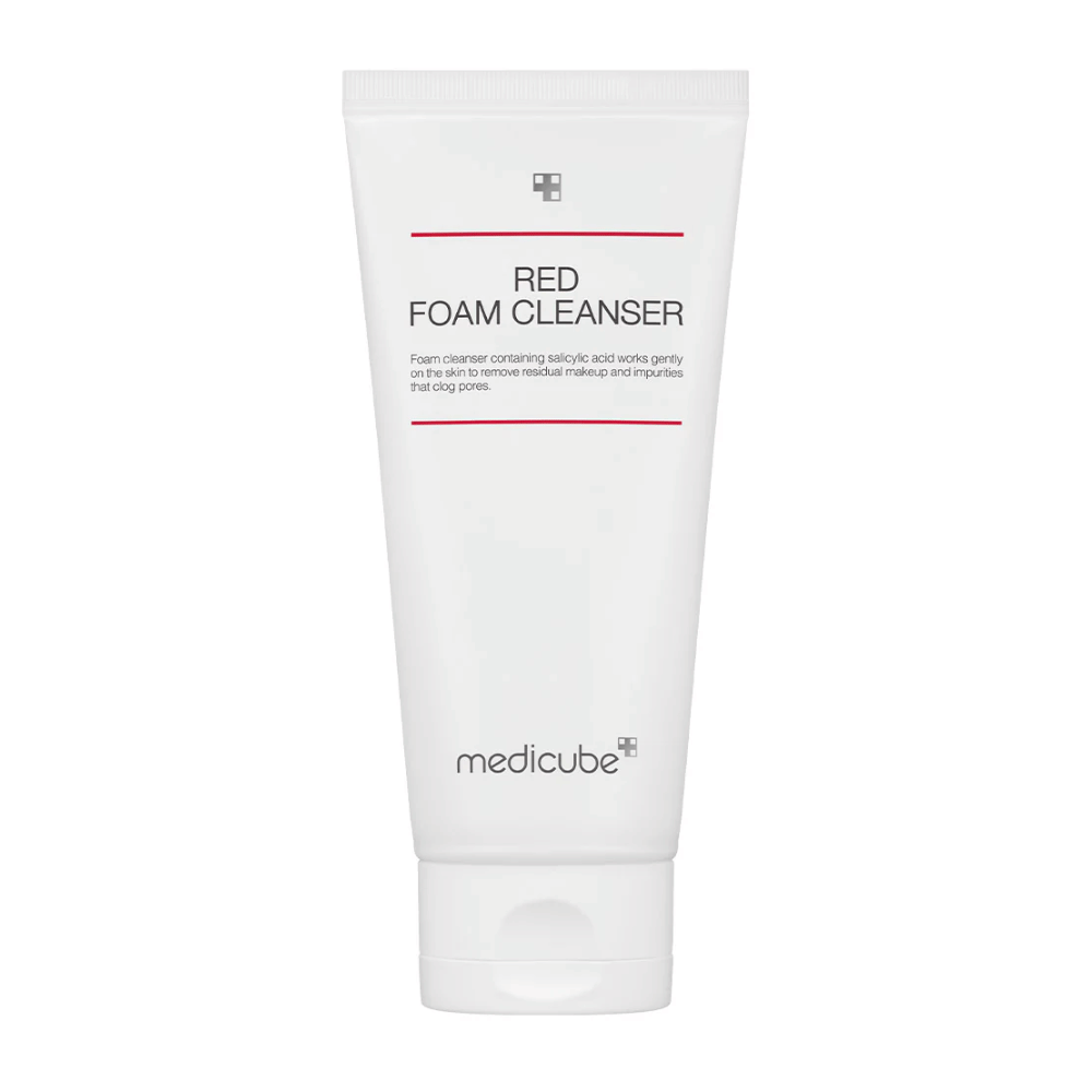Imagen del producto de Medicube Red Foam Cleanser en un tubo blanco con líneas rojas y texto negro, de pie contra un fondo blanco.