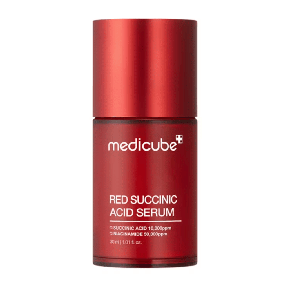 Medicube Red Succinic Acid Serum en elegante botella roja con texto que indica contenido de ácido succínico 10,000ppm y niacinamida 50,000ppm, 30 ml. Diseñado para piel propensa al acné y cuidado de pigmentación.