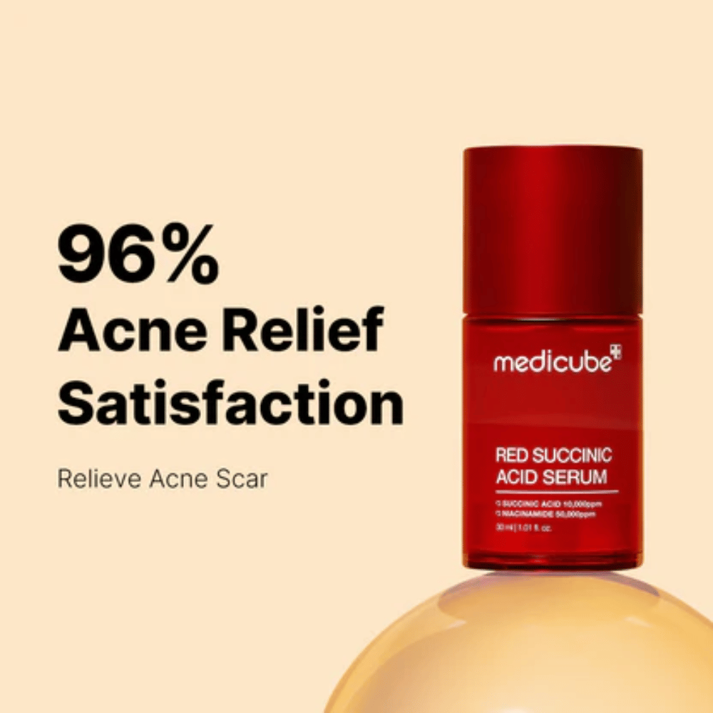 Medicube Red Succinic Acid Serum en botella roja con bomba, mostrado contra un fondo beige con el texto "96% Satisfacción de Alivio del Acné". El producto está desarrollado para reducir cicatrices de acné y calmar la piel.