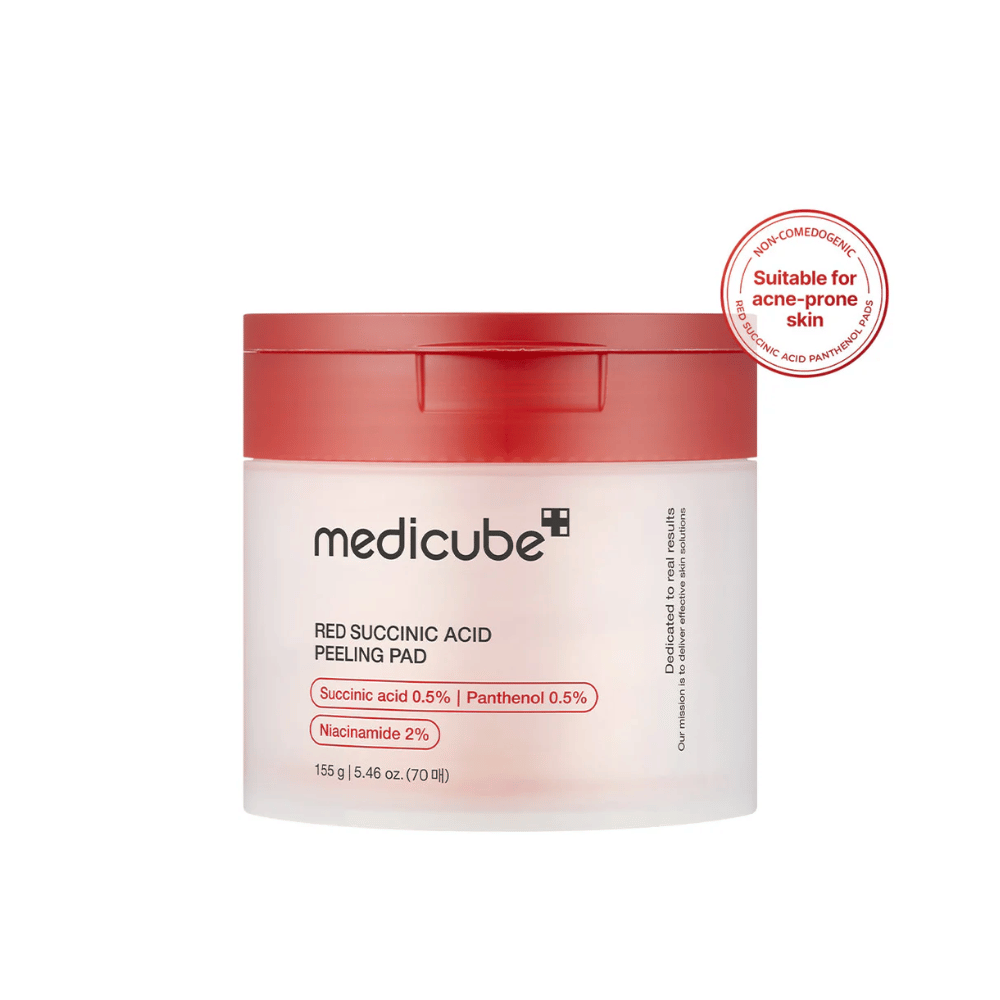Medicube Red Succinic Acid Peeling Pad en un frasco blanco con tapa roja, diseñado para piel propensa al acné. Contiene ácido succínico, pantenol y niacinamida para mejorar la textura de la piel y proporcionar una exfoliación suave. Fórmula no comedogénica.