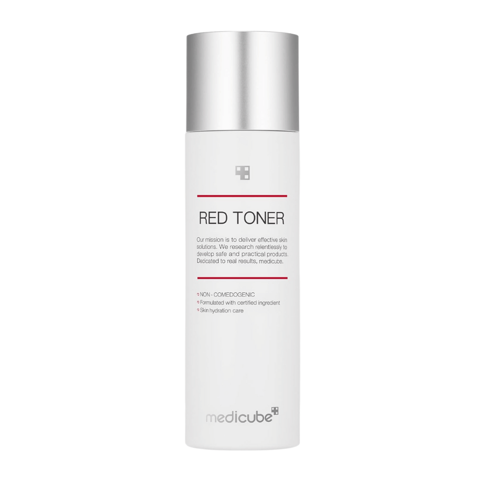 Imagen del producto de medicube Red Toner – una botella blanca con tapa plateada y diseño minimalista, desarrollada para piel propensa al acné.
