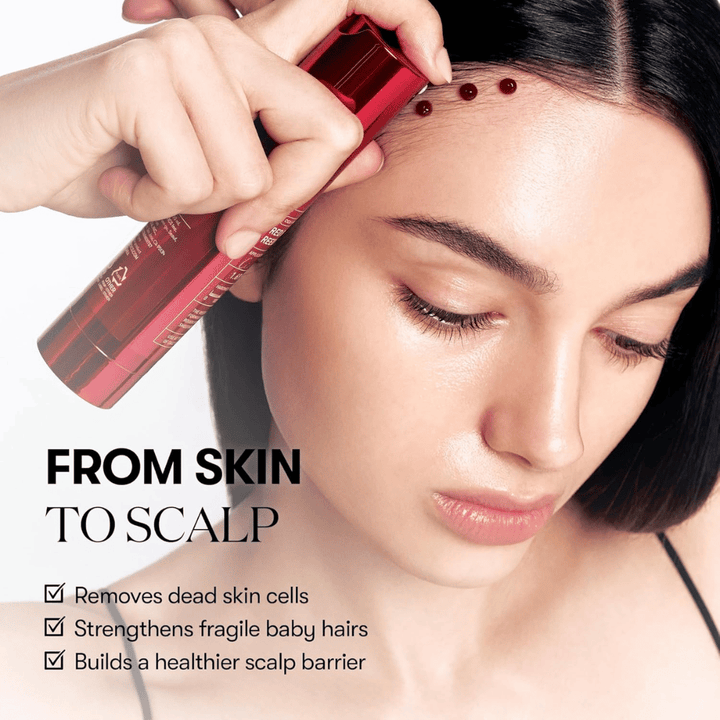 VT Cosmetics Red Booster Reedle Shot 100 se aplica a lo largo de la línea del cabello y en el cuero cabelludo para exfoliar células muertas, fortalecer el vello nuevo y mejorar la barrera del cuero cabelludo.