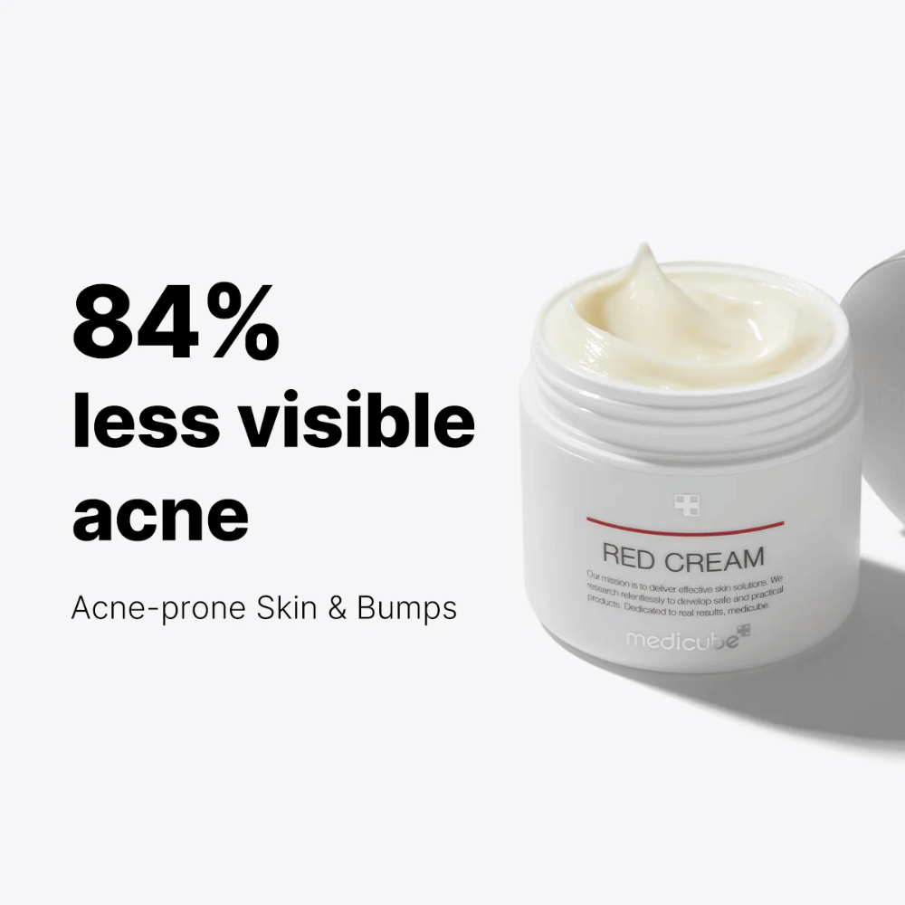 Tarro blanco abierto con medicube Red Cream, una crema para piel propensa al acné – muestra una reducción del 84 % en el acné visible según el texto en la imagen.