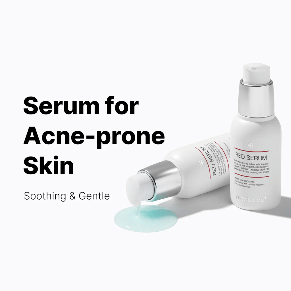 medicube Red Serum 2.0 – suero calmante en botella de bomba blanca con fórmula azulada, especialmente desarrollado para piel propensa al acné.