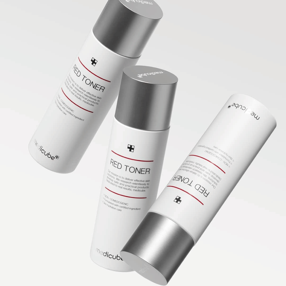 Tres botellas de medicube Red Toner con tapa plateada – un tónico hidratante y astringente desarrollado para piel sensible y propensa al acné.