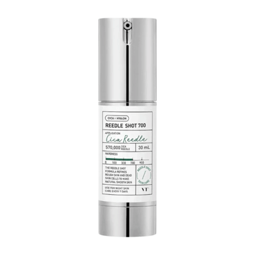 Reedle Shot 700 es un suero para el cuidado de la piel en una botella plateada y blanca de diseño elegante. Contiene 570,000 Cica Reedle, diseñado para hidratar y refinar la piel. Perfecto para uso nocturno, es una parte esencial de tu rutina diaria de cuidado de la piel.