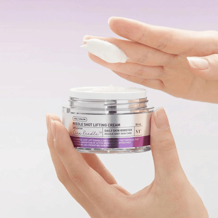 VT Cosmetics Reedle Shot Lifting Cream textura en crema se aplica sobre la piel para un efecto antiedad, mayor elasticidad e hidratación profunda.