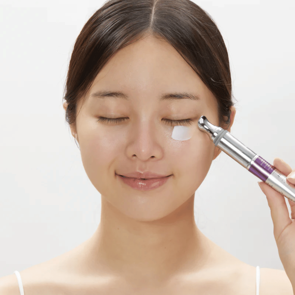 VT Cosmetics Reedle Shot Lifting Eye Cream se aplica debajo del ojo – reafirmante contorno de ojos contra líneas finas y ojeras
