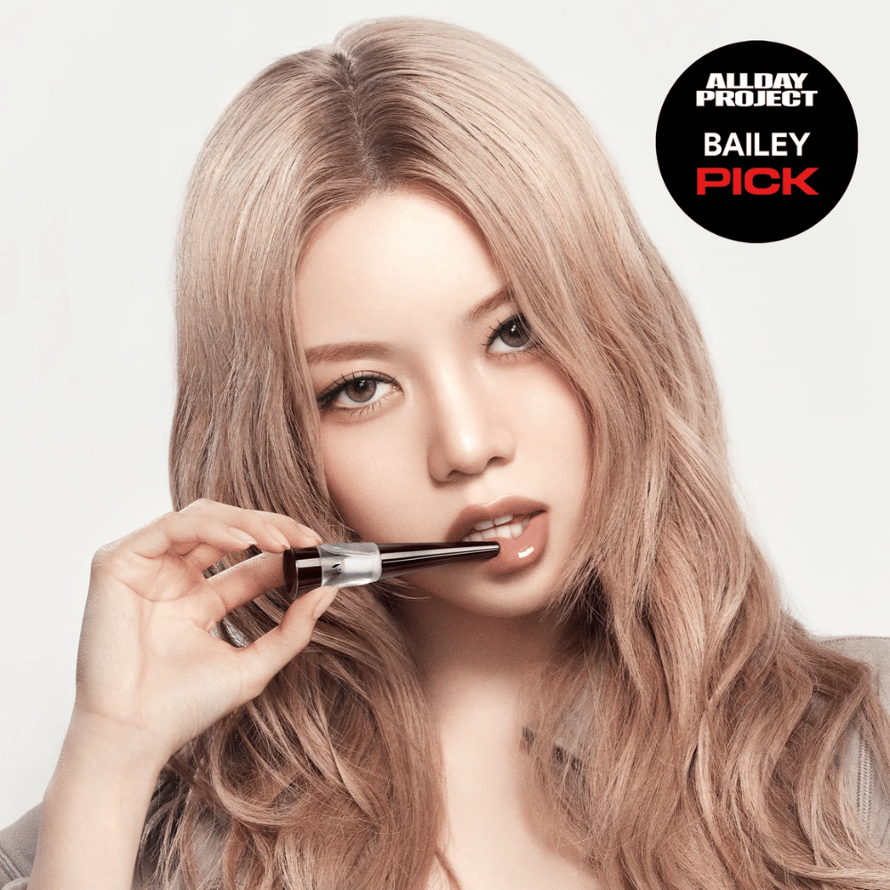 Modelo aplica VT Reedle Shot Lip Plumper Expert en los labios, acabado brillante y labios más llenos, marcado como Bailey Pick del All Day Project.