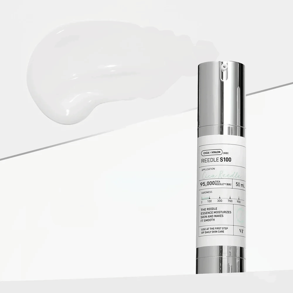 Una botella con Reedle Shot 100 está sobre un fondo blanco. El producto está empaquetado en un diseño elegante, plateado y blanco con información sobre el uso y las características. Al lado de la botella hay una sustancia cremosa y blanca que muestra la consistencia del producto.