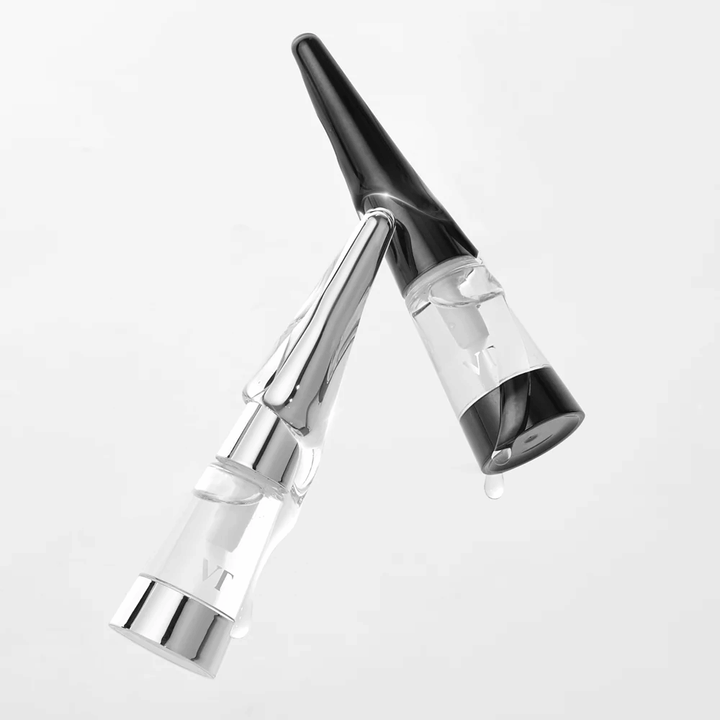 VT Cosmetics Reedle Shot Lip Plumper Beginner en envase transparente con detalles plateados, mostrado en ángulo para resaltar el diseño y la fórmula.