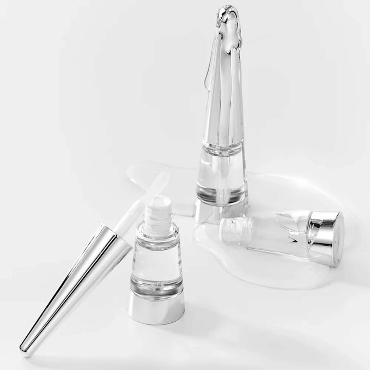 VT Cosmetics Reedle Shot Lip Plumper Beginner con textura de suero visible que proporciona brillo, efecto suavizante y labios más llenos.