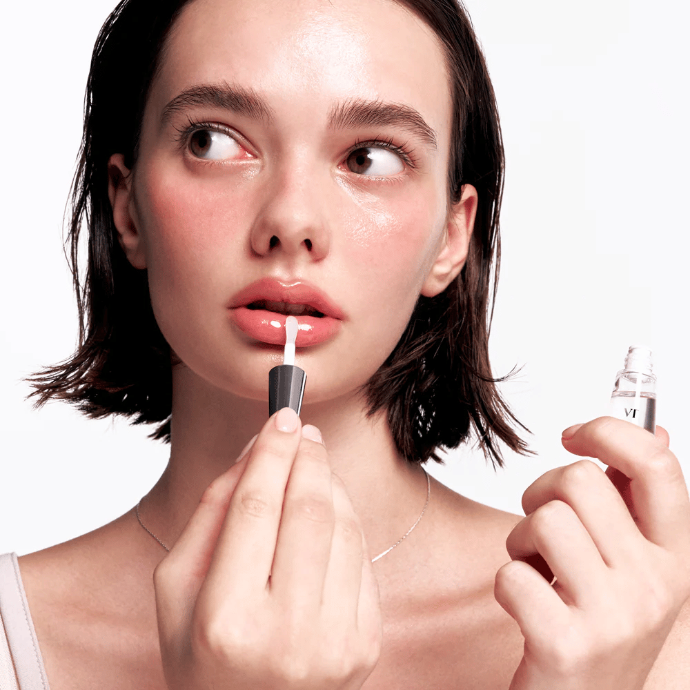 VT Cosmetics Reedle Shot Lip Plumper Beginner se aplica en los labios para una sensación más llena, superficie labial más uniforme y acabado brillante.