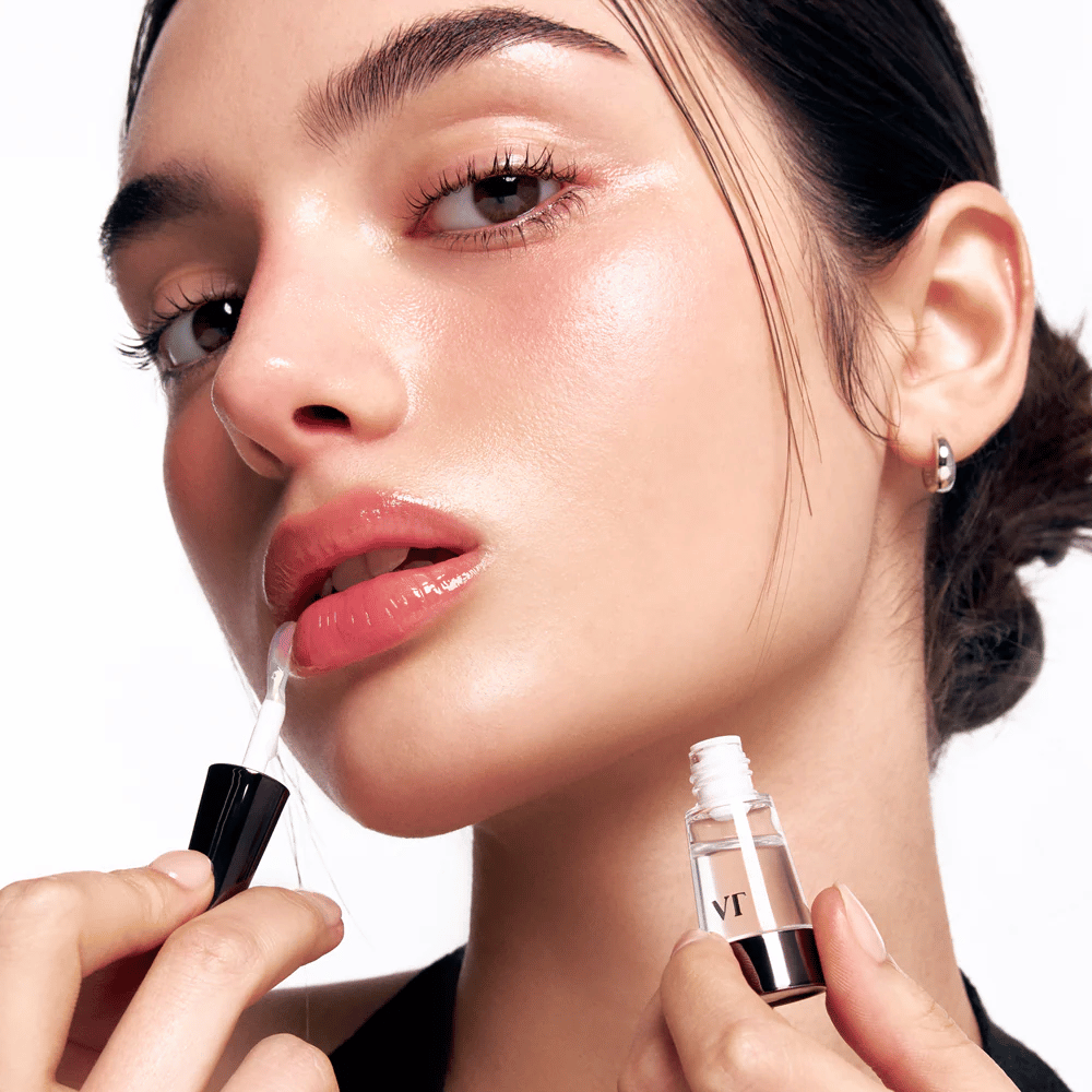 Modelo aplica VT Cosmetics Reedle Shot Lip Plumper Beginner en los labios para plumping natural, brillo e hidratación con un ligero efecto de hormigueo.