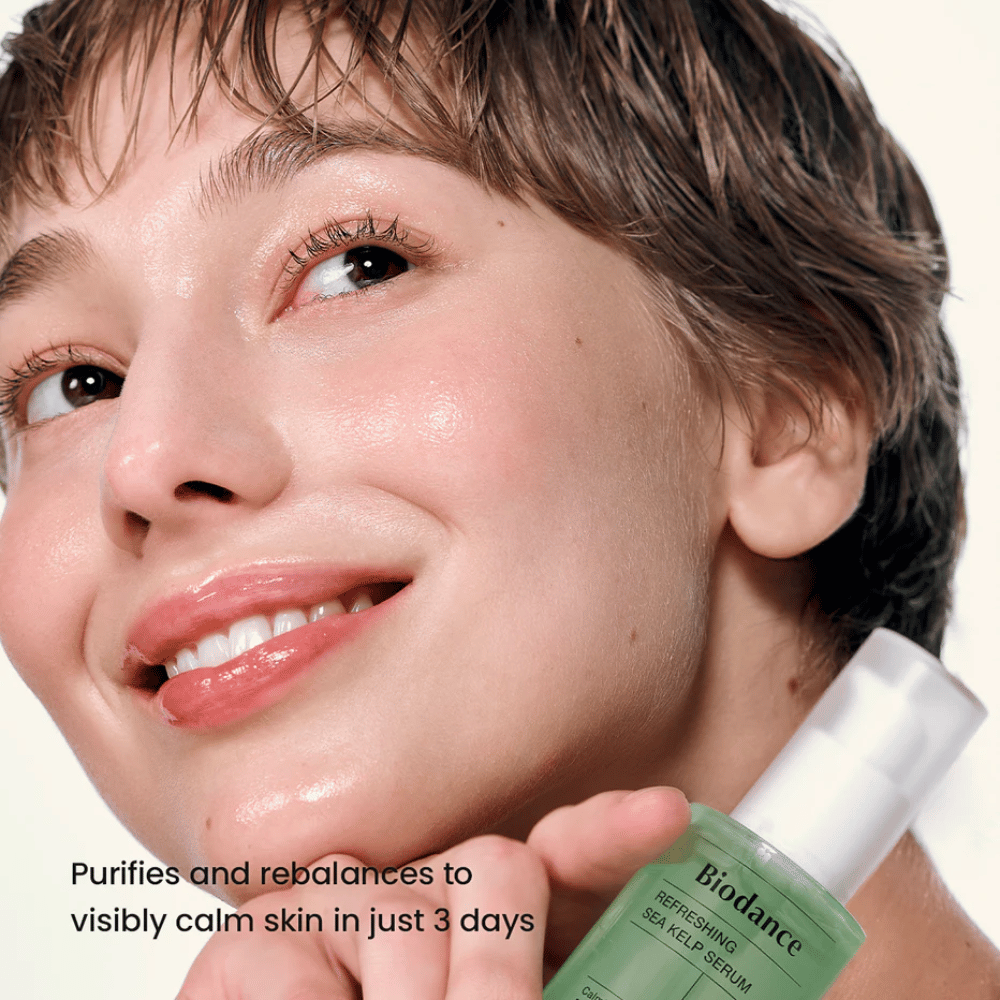 Mujer con piel clara y equilibrada usa Biodance Sea Kelp Serum – efecto calmante visible.