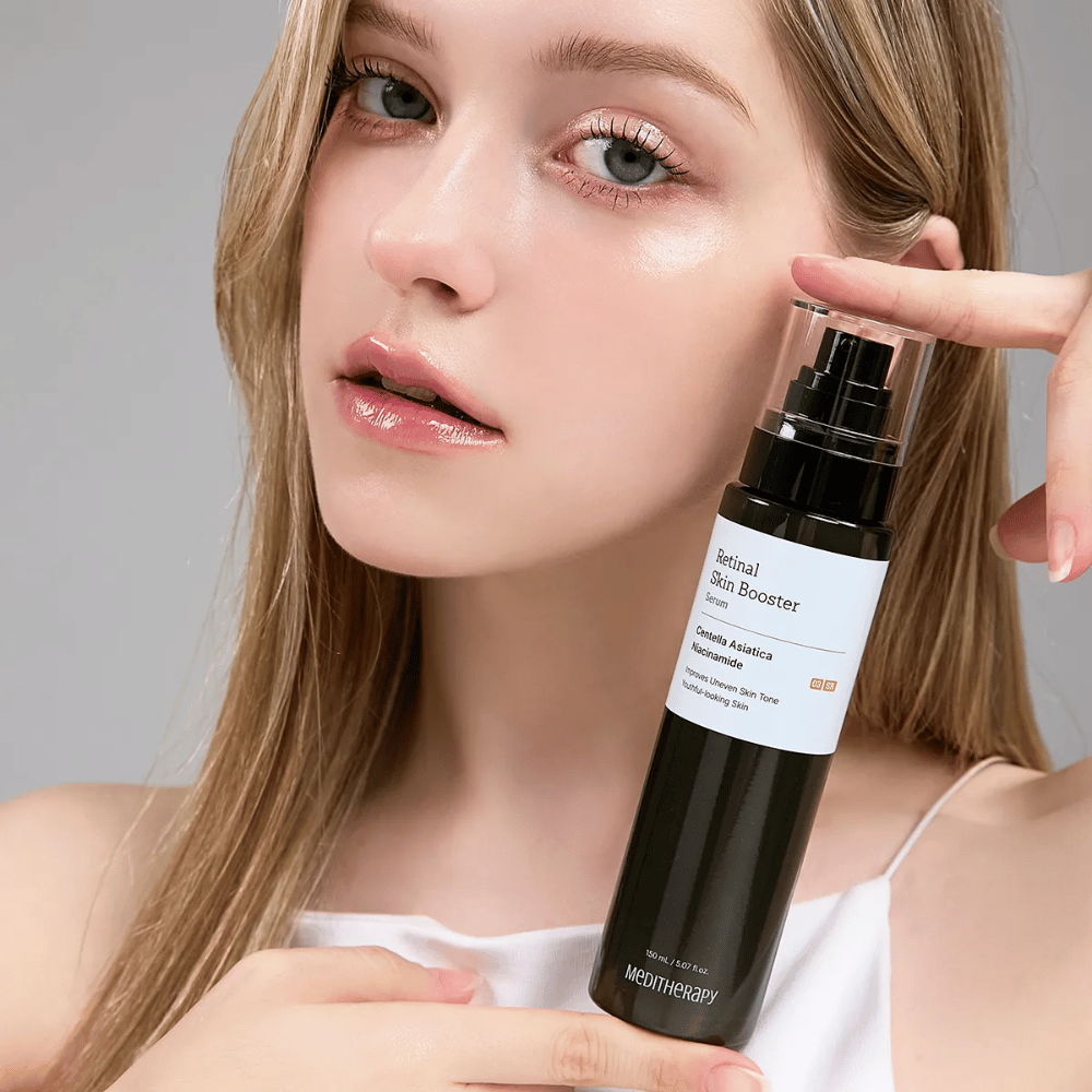 Persona sostiene Meditherapy Retinal Skin Booster Serum. La piel se ve uniforme, hidratada y radiante: el resultado de retinal y niacinamida.