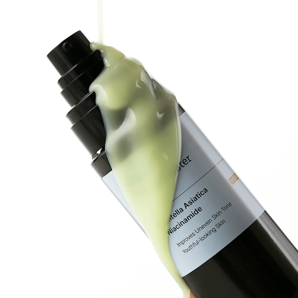 Primer plano de Meditherapy Retinal Skin Booster Serum con fórmula verde amarillenta que se derrama sobre la botella: una mezcla activa de retinal, niacinamida y centella.