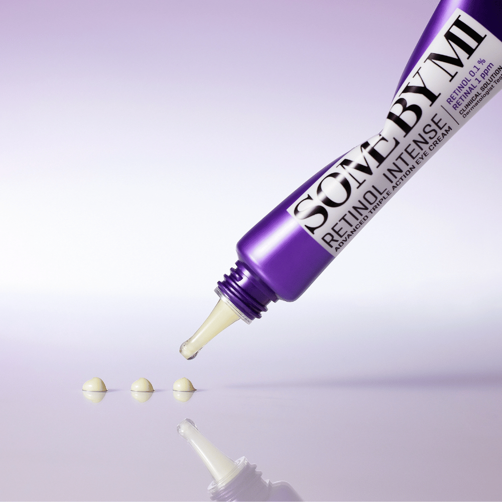 SOME BY MI Retinol Intense Eye Cream se aplica desde un tubo morado – anti-edad contorno de ojos con retinol contra líneas finas y piel cansada.