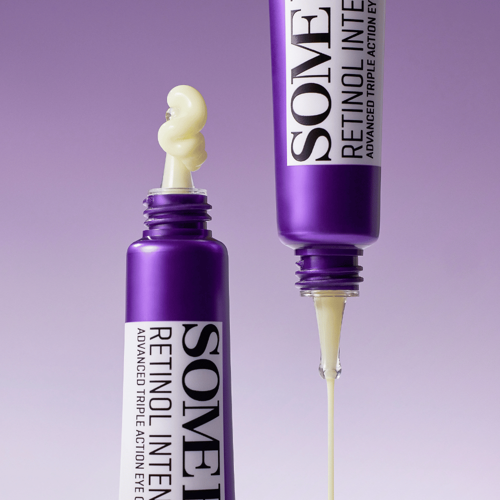 SOME BY MI Retinol Intense Advanced Triple Action Eye Cream con retinol – primer plano de la consistencia de la crema en un tubo morado para reducir arrugas y ojeras.