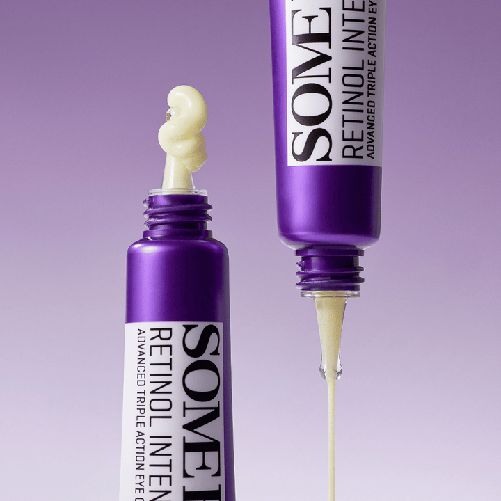 SOME BY MI Retinol Intense Advanced Triple Action Eye Cream con retinol – primer plano de la consistencia de la crema en un tubo morado para reducir arrugas y ojeras.