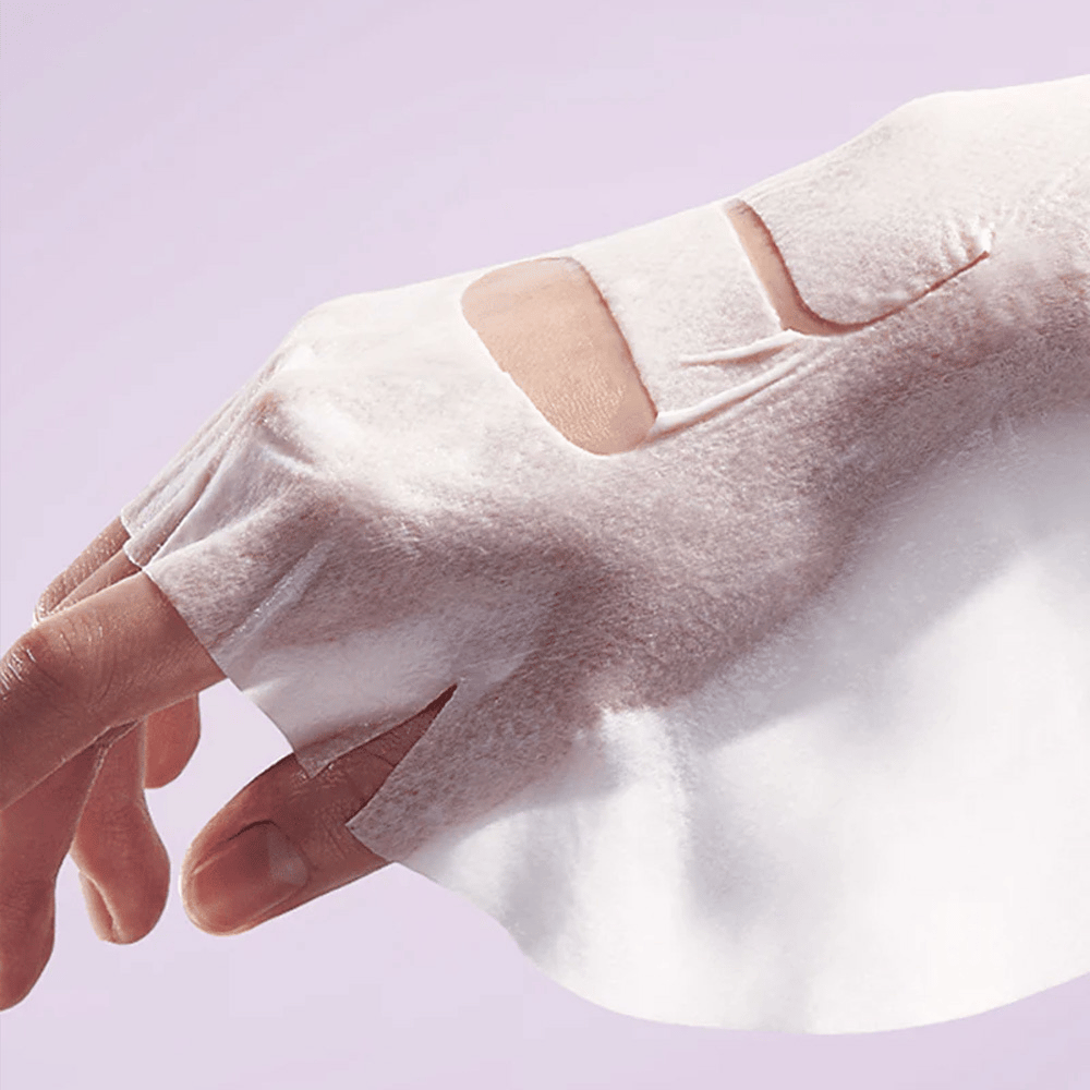 La imagen muestra una mano con un "Retinol Intense Reactivating Mask" aplicado en la piel. Es un producto de belleza para el cuidado de la piel.