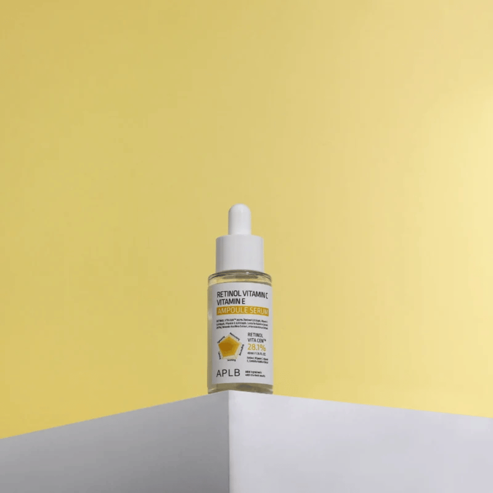 APLB Retinol Vitamin C Vitamin E Ampoule Serum 40 ml sobre pedestal blanco