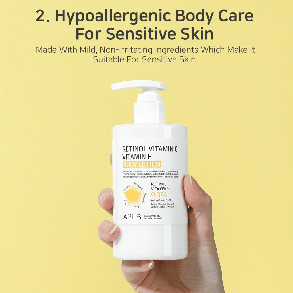 Una mano sostiene una botella blanca con dosificador sobre un fondo amarillo. El texto destaca que el producto es hipoalergénico y apto para piel sensible, con ingredientes suaves y no irritantes.
