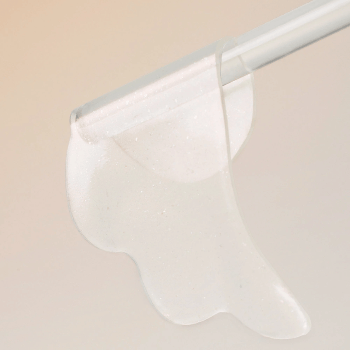 Primer plano de Beauty of Joseon parche para ojos con consistencia de gel que proporciona hidratación intensa y cuidado a la piel debajo de los ojos.