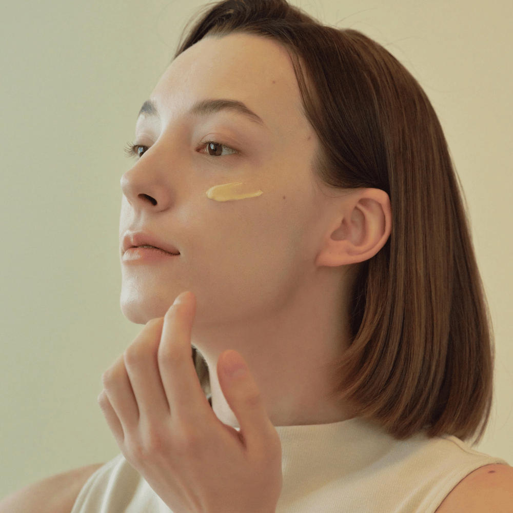 imagen de modelo aplicando Beauty of Joseon Revive Eye Serum debajo del ojo – suero anti-edad con ginseng y retinal.