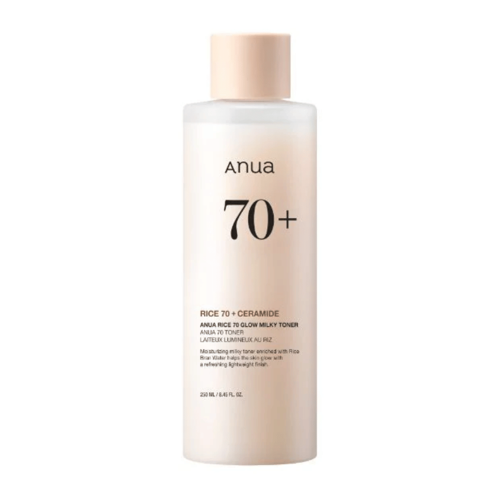 Una botella de "Anua 70+ Rice Ceramide Milky Toner". Este tónico está formulado para iluminar y dar brillo a la piel, enriquecido con agua de arroz y ceramidas. El empaque es simple y elegante con un suave tono beige y una etiqueta discreta.