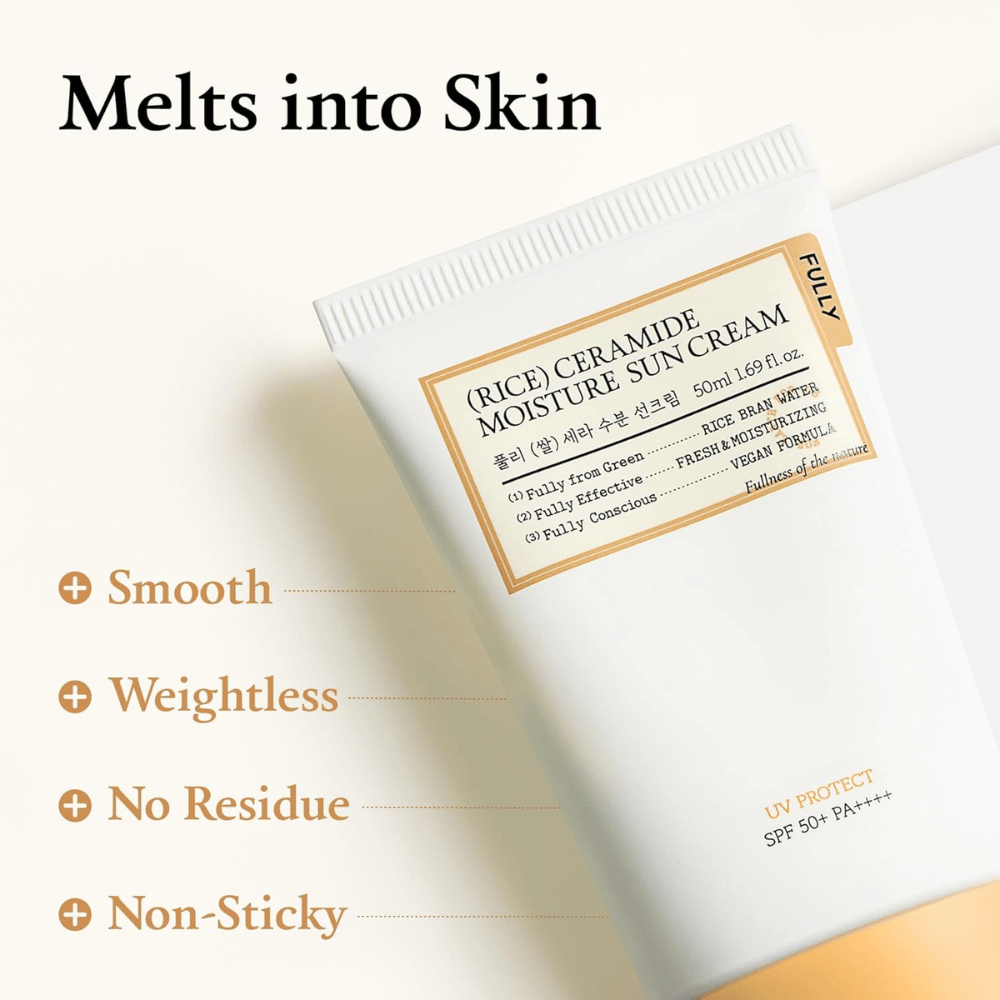 Imagen promocional de FULLY Rice Ceramide Moisture Sun Cream que resalta la fórmula ligera y de rápida absorción. El enfoque está en la sensación sobre la piel, con el mensaje de que el producto se funde sin dejar sensación pegajosa, película blanca ni acabado pesado.
