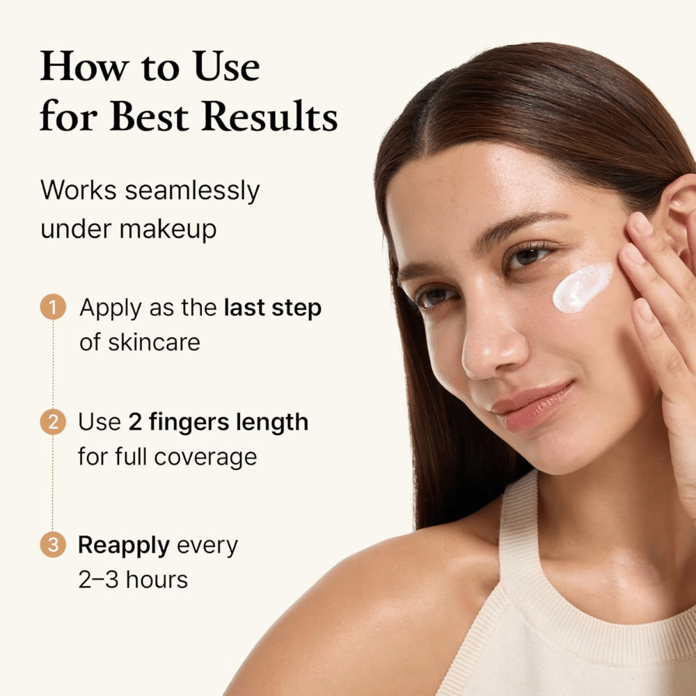 Guía de uso en la que una modelo aplica la crema solar sobre la piel. La imagen explica cómo se utiliza el producto para obtener los mejores resultados y destaca que funciona bien bajo el maquillaje, además de que debe reaplicarse durante el día para una protección óptima.