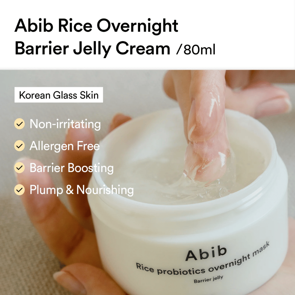 Una mano sumerge un dedo en Abib Rice Probiotics Overnight Mask – una crema en gel que se comercializa como no irritante, libre de alérgenos, fortalecedora de la barrera cutánea y profundamente nutritiva.